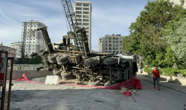 Metro şantiyesinde vinç devrildi