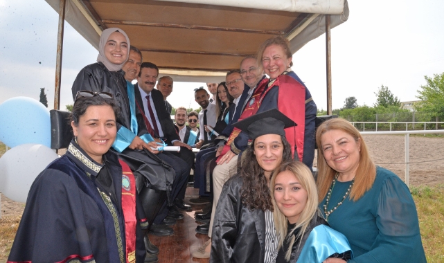 Mezuniyet belgelerini at üzerinde aldılar