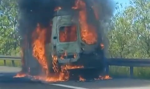 Minibüs alev topuna döndü
