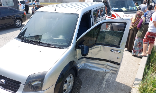 Minibüs hafif ticari araçla çarpıştı: 3 yaralı
