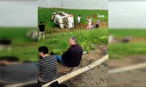 Minibüs tarlaya uçtu! 13 yaralı