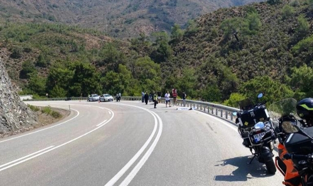 Motosiklet bariyerlere çarptı: 1 ölü