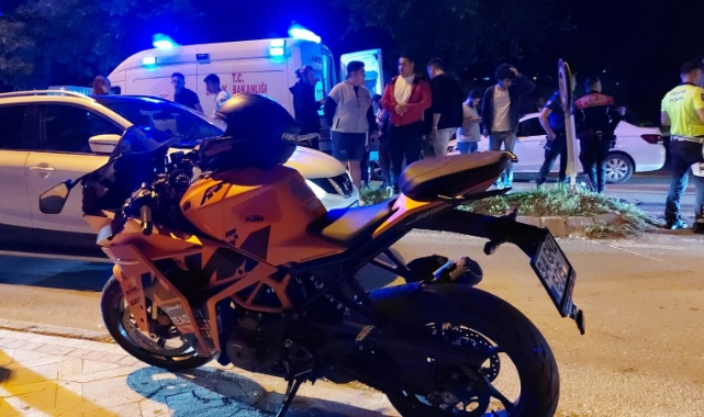 Motosiklet ile otomobil çarpıştı