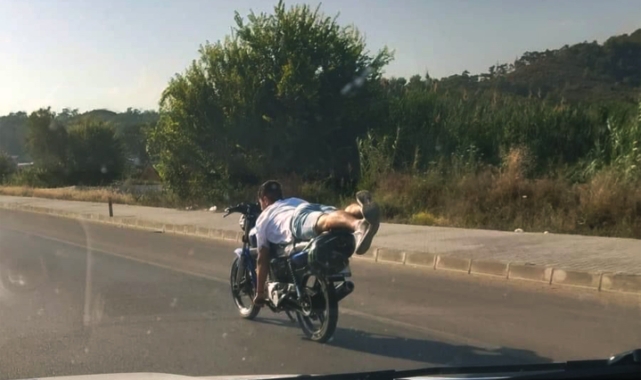 Motosiklet üzerinde yatarak sürüş pahalıya patladı