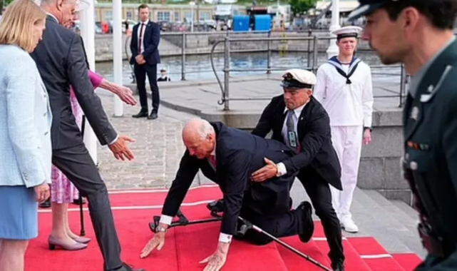 Norveç Kralı kırmızı halıda yere kapaklandı