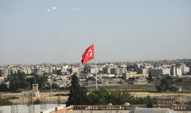 Nusaybin'de Suriye sınırına yakın noktada Türk bayrağı dikildi