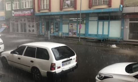 O ilde cadde ve sokaklar sular altında kaldı