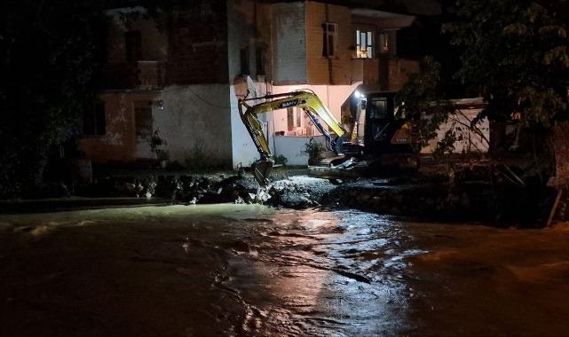 O kentte dere taştı, birçok mahalle sular altında kaldı