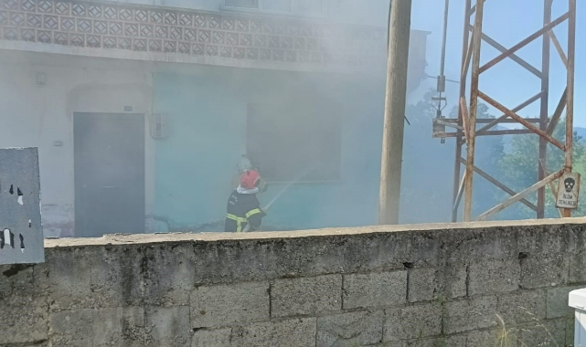 Ocakta unutulan yemek mutfağı kül etti