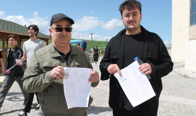 Oğluyla aynı fakültede sınava girdi
