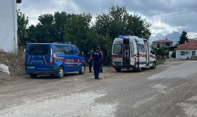 Önce boğazını kesti, sonra 8 bıçak darbesi vurdu