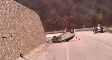 Orhaneli yolunda virajı alamayan araç takla attı