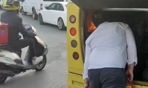 Otobüsün yanan motorunu üfleyerek söndürmeye çalıştı