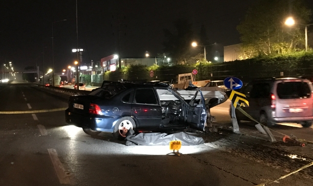Otomobil, bariyerlere ok gibi saplandı! 1 ölü, 1 yaralı