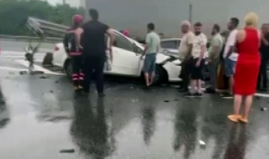 Otomobil bariyerlere ok gibi saplandı! 3 yaralı
