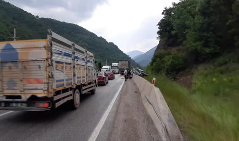 Otomobil beton bariyerlerin üzerine çıktı