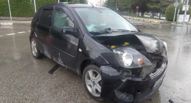 Otomobil ile hafif ticari araç çarpıştı