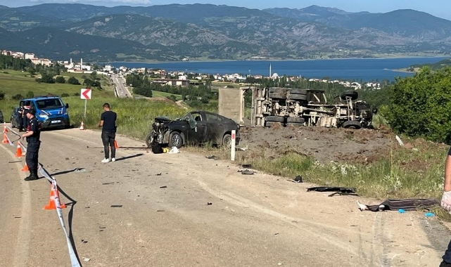 Otomobil ile kamyon çarpıştı! Ölü ve yaralılar var
