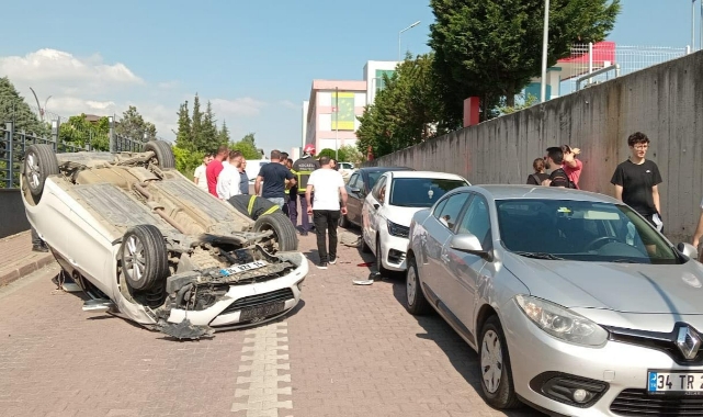 Otomobil kaldırım ve 2 araca çarpıp ters döndü
