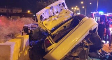 Otomobil karşı şeride geçip duvara çarptı