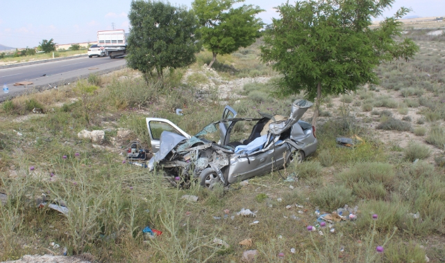Otomobil kavşaktan dönen çekiciye çarptı! 1 ölü, 3 yaralı