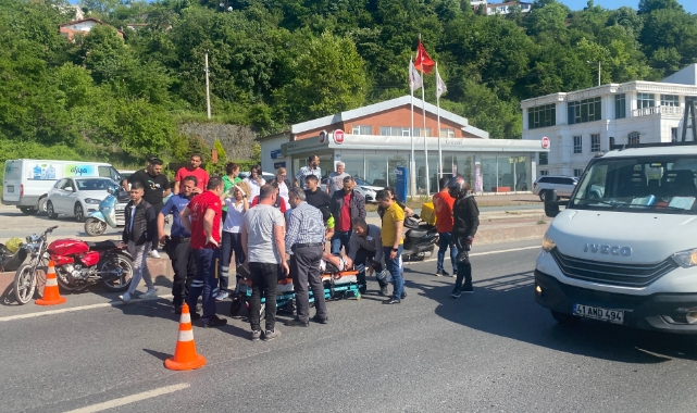 Otomobil motosiklete çarpıp karşı şeride geçti