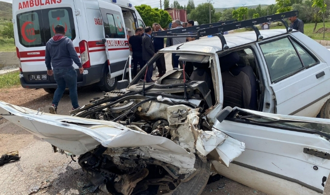 Otomobil, okul servisi ile çarpıştı: 12'si öğrenci 14 yaralı