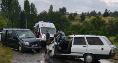 Otomobille hafif ticari araç çarpıştı: 8 yaralı