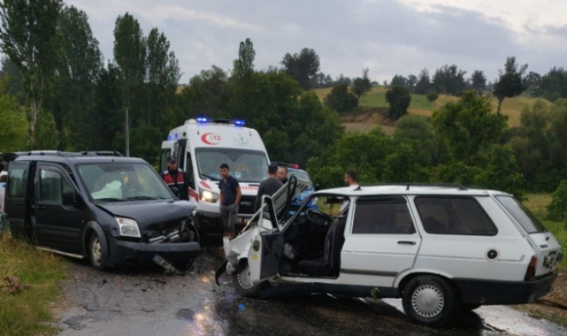 Otomobille hafif ticari araç çarpıştı: 8 yaralı