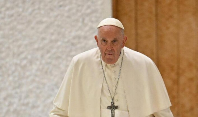 Papa Francis hastaneye kaldırıldı
