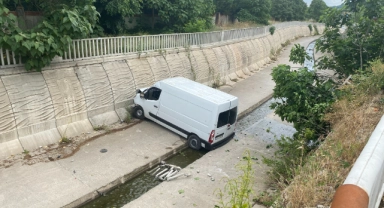 Park halindeki kamyonet dereye düştü