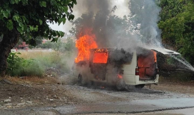Park halindeki minibüs alev alev yandı