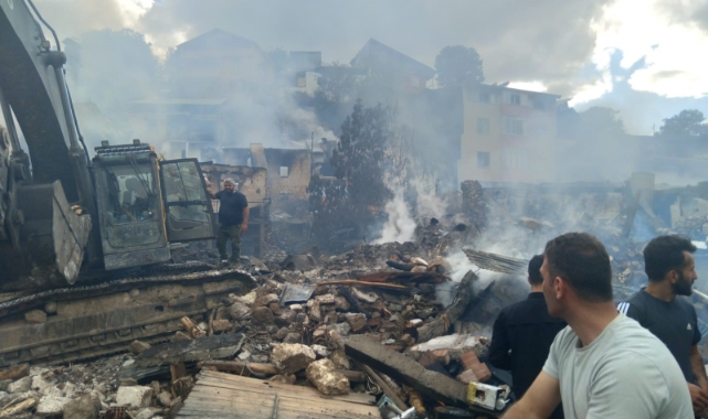 Pazaryolu’nda korkutan yangın: 10 ev kullanılamaz hale geldi