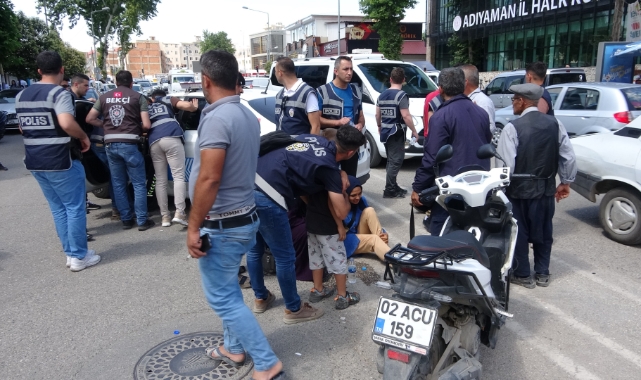 Polis aracı ile motosiklet çarpıştı: 2 yaralı