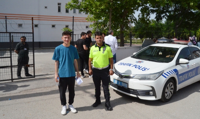 Polis aracıyla sınava yetiştirildi