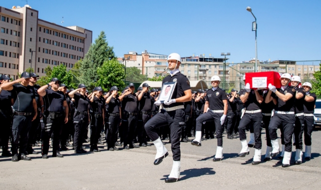 Polis memuru halı sahada kalp krizinden öldü