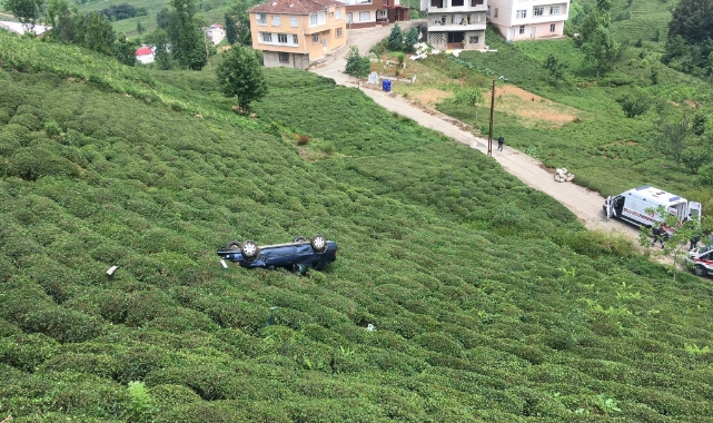 Rize'de otomobil çay bahçesine yuvarlandı: 2 yaralı