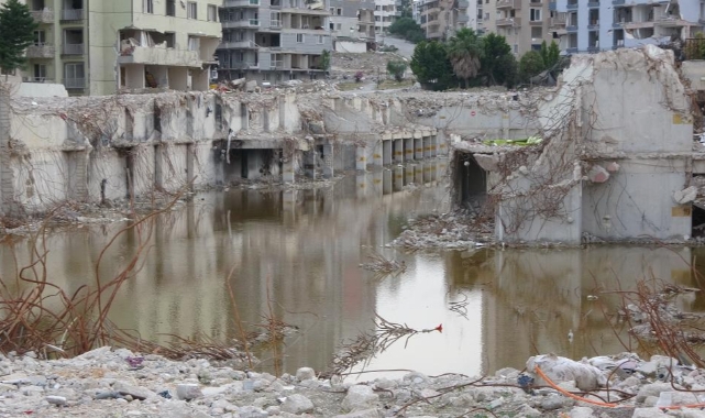 Rönesans Rezidans'ın enkazı suyla doldu