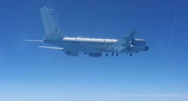 Rus uçakları, ülke sınırına yaklaşan İngiliz uçaklarını engelledi