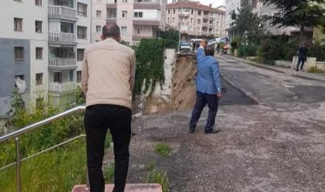 Sağanak nedeniyle yeni onarılan yol çöktü