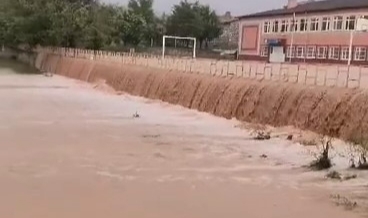 Sağanak sele neden oldu, okul bahçesi şelaleye döndü