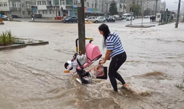 Sağanak yağış Samsun'u esir aldı