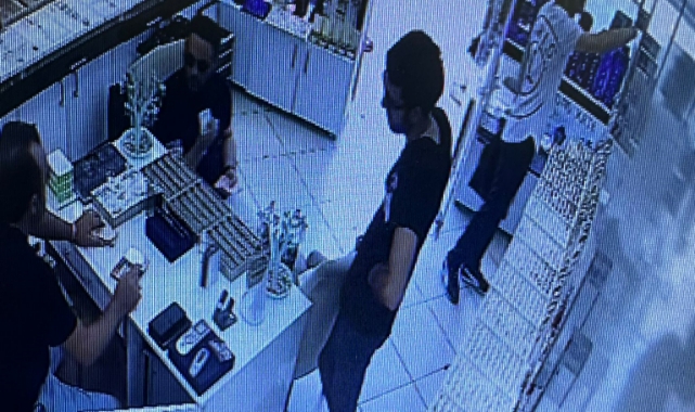 Sahte dövizleri bozdurmak için dükkan dükkan dolaştılar