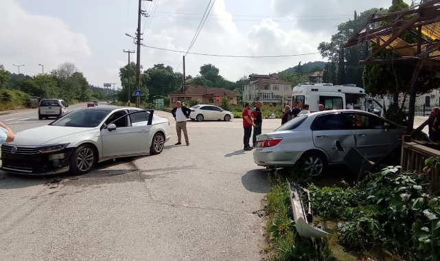 Sakarya’da iki otomobil çarpıştı: 3 yaralı