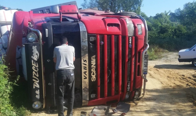 Saman yüklü tır yol kenarına devrildi
