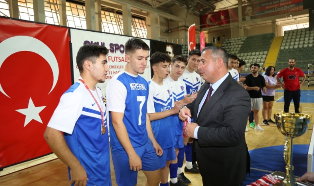 Şampiyon sporcular kupalarına kavuştu