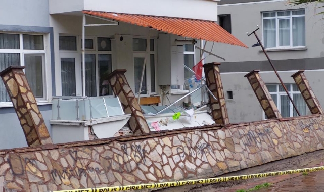 Samsun'da selden yıkılan parkın duvarı evlerin balkonlarına zarar verdi