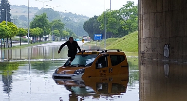Samsun'da taksici selde mahsur kaldı