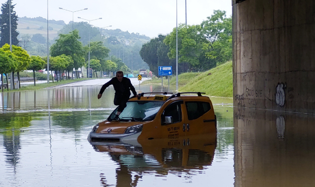 Samsun'da taksici selde mahsur kaldı