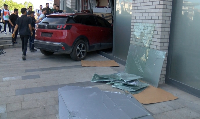 Sancaktepe'de otomobil markete girdi